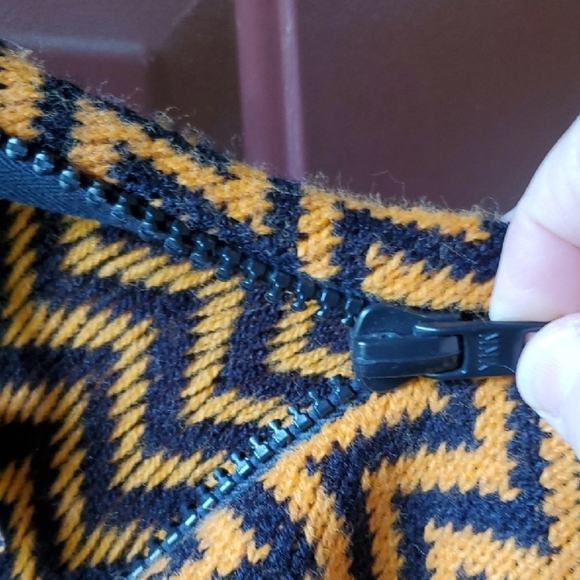 Vintage England Toplet Chevron Poncho in Black and Gold - Picture 3 of 8